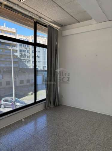 Loja no Centro Comercial Brasilia com vista para a Rua 