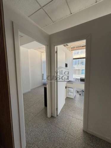 Loja no Centro Comercial Brasilia com vista para a Rua 