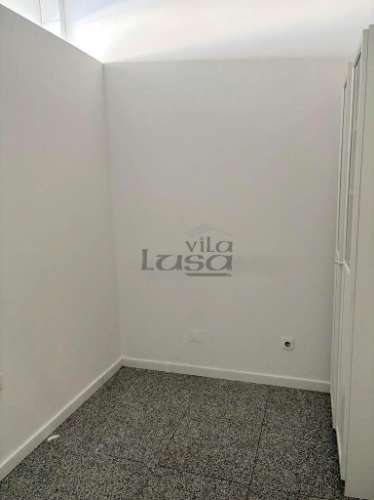 Loja no Centro Comercial Brasilia com vista para a Rua 