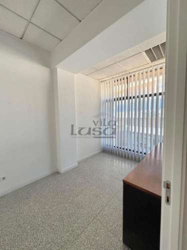 Loja no Centro Comercial Brasilia com vista para a Rua 