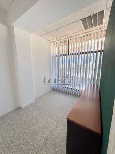 Loja no Centro Comercial Brasilia com vista para a Rua 