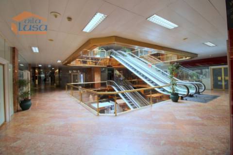 Loja no Centro Comercial Brasilia com vista para a Rua 