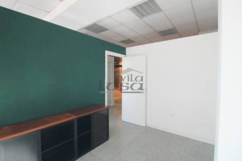 Loja no Centro Comercial Brasilia com vista para a Rua 