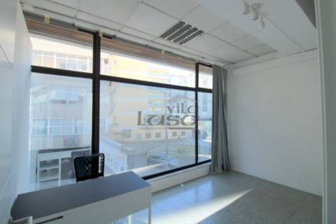 Loja no Centro Comercial Brasilia com vista para a Rua 