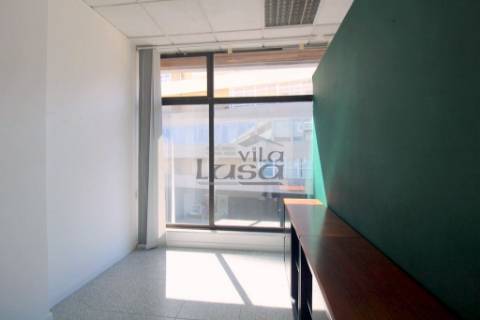 Loja no Centro Comercial Brasilia com vista para a Rua 