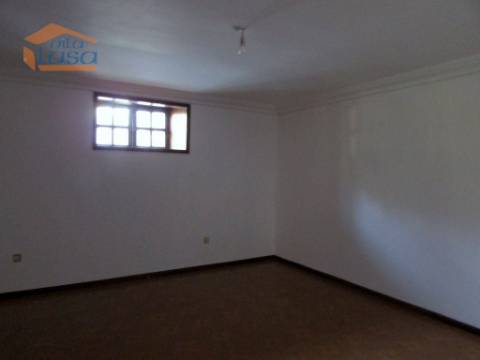 Moradia T2+1 com Garagem, Espigueiro e Anexos para Habitação  Privacidade e Conforto no Campo