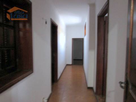 Moradia T2+1 com Garagem, Espigueiro e Anexos para Habitação  Privacidade e Conforto no Campo