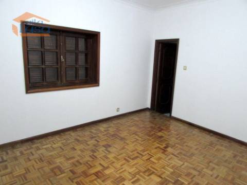 Moradia T2+1 com Garagem, Espigueiro e Anexos para Habitação  Privacidade e Conforto no Campo