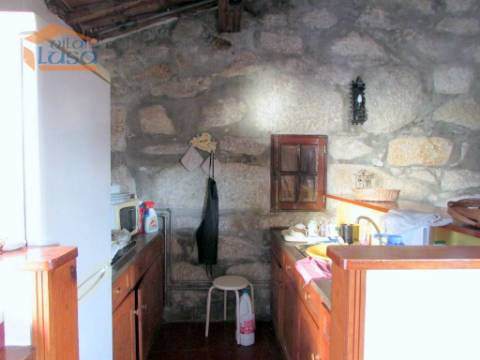 Moradia T2+1 com Garagem, Espigueiro e Anexos para Habitação  Privacidade e Conforto no Campo