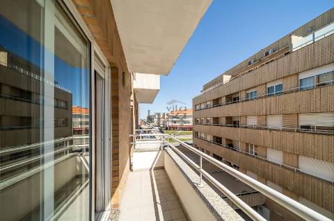 T2 em Seixezelo V.N. de Gaia. com lugar de garagem e arrumos.