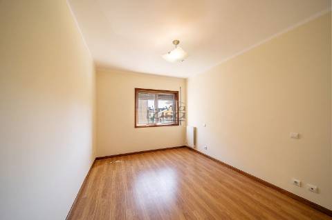 T2 em Seixezelo V.N. de Gaia. com lugar de garagem e arrumos.