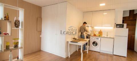 T0 Totalmente Remodelado com Terraço Privativo em Pedroso | Como Novo