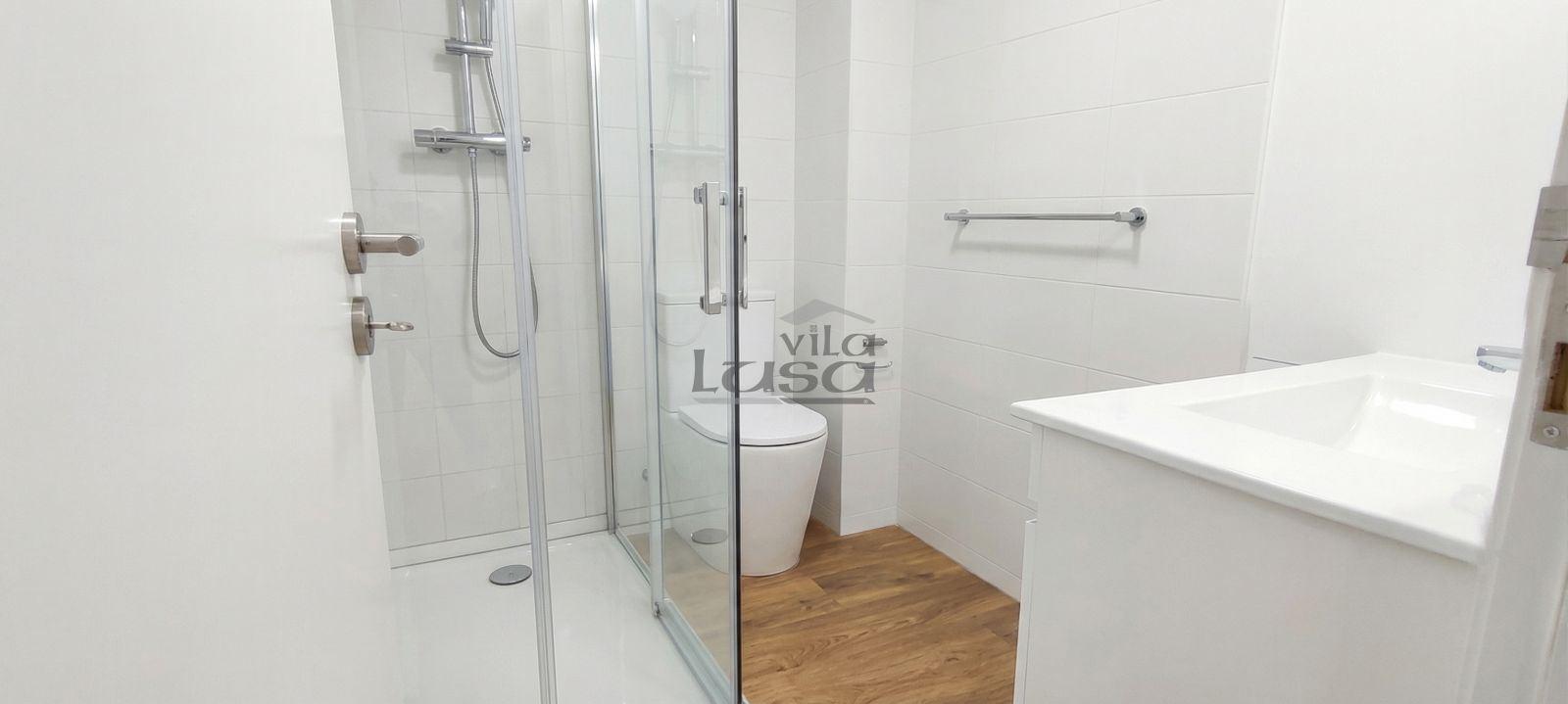 T0 Totalmente Remodelado com Terraço Privativo em Pedroso | Como Novo