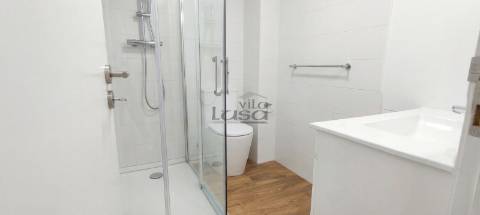 T0 Totalmente Remodelado com Terraço Privativo em Pedroso | Como Novo