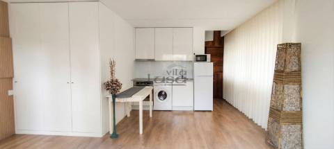 T0 Totalmente Remodelado com Terraço Privativo em Pedroso | Como Novo