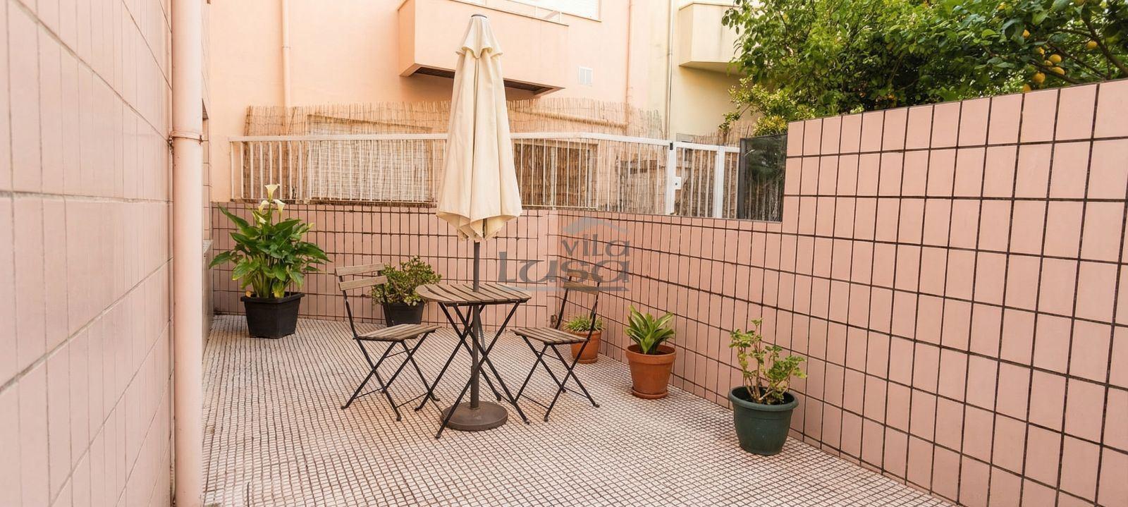 T0 Totalmente Remodelado com Terraço Privativo em Pedroso | Como Novo