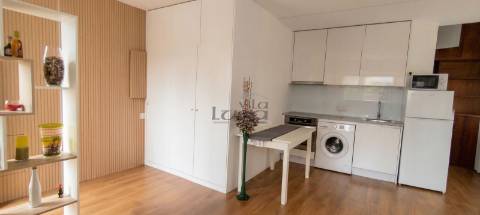 T0 Totalmente Remodelado com Terraço Privativo em Pedroso | Como Novo