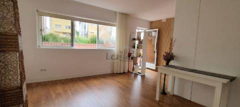 T0 Totalmente Remodelado com Terraço Privativo em Pedroso | Como Novo