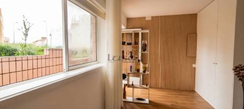 T0 Totalmente Remodelado com Terraço Privativo em Pedroso | Como Novo