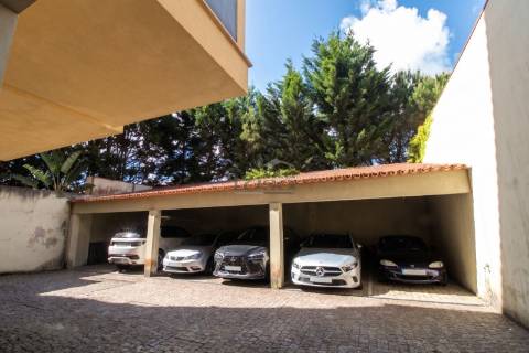 T2 arrendamento Granja, inserido num condomínio privado com garagem