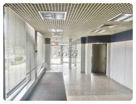 Loja duas frentes com terraço R. Dom António Castro Meireles Baguim do Monte