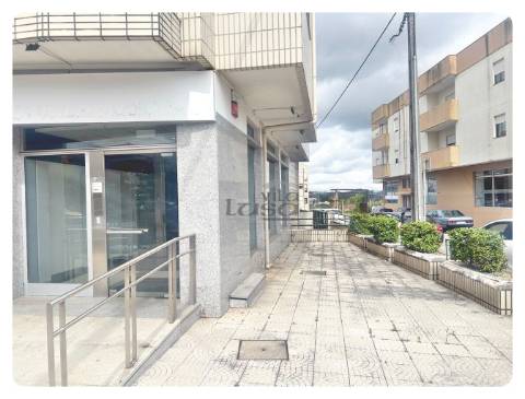 Loja duas frentes com terraço R. Dom António Castro Meireles Baguim do Monte