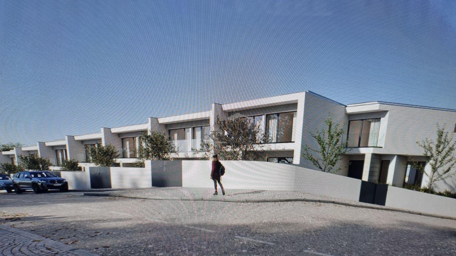 Moradia T3 (3 frentes), condomínio com piscina em Gondomar