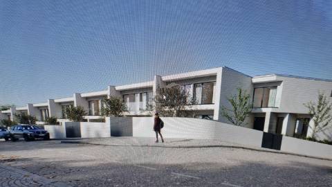 Moradia T3 (3 frentes), condomínio com piscina em Gondomar