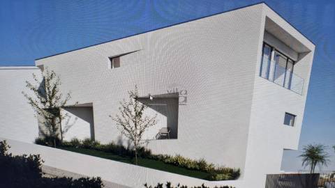 Moradia T3 (3 frentes), condomínio com piscina em Gondomar