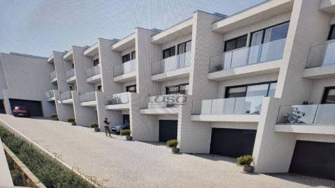 Moradia T3 (3 frentes), condomínio com piscina em Gondomar