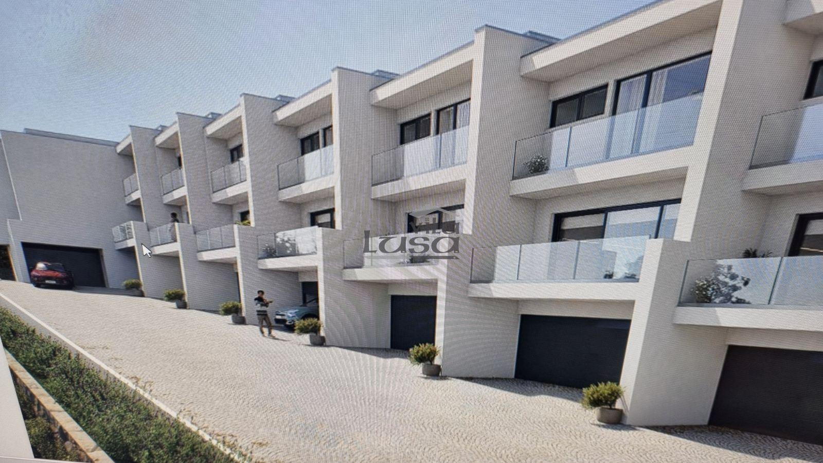 Moradia T3 (2 frentes), condomínio com piscina em Gondomar
