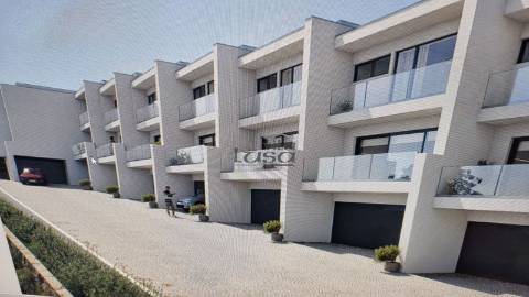 Moradia T3 (2 frentes), condomínio com piscina em Gondomar
