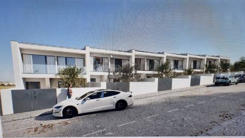 Moradia T3 (2 frentes), condomínio com piscina em Gondomar