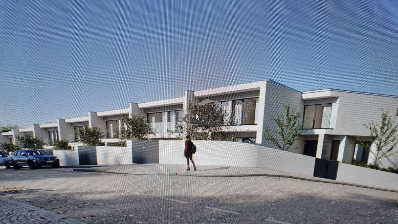 Moradia T3 (2 frentes), condomínio com piscina em Gondomar
