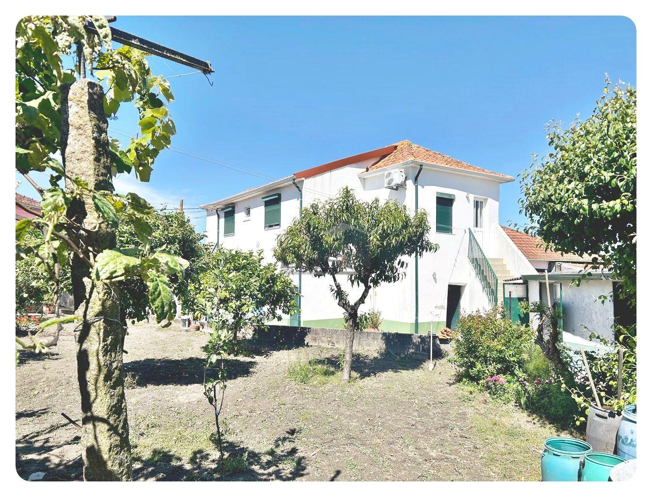 Moradia Bifamiliar T2+T2 Terreno generoso Valbom Gondomar