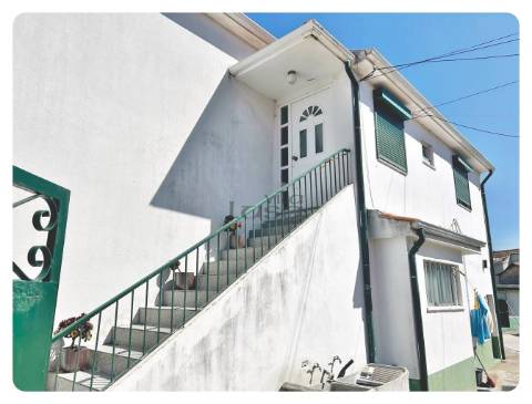 Moradia Bifamiliar T2+T2 Terreno generoso Valbom Gondomar
