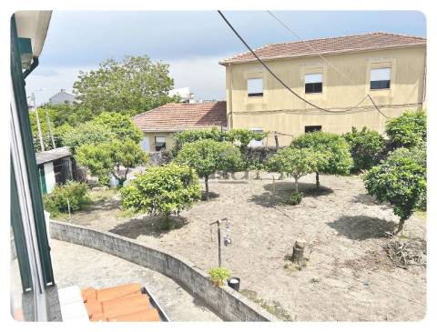 Moradia Bifamiliar T2+T2 Terreno generoso Valbom Gondomar