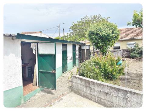 Moradia Bifamiliar T2+T2 Terreno generoso Valbom Gondomar