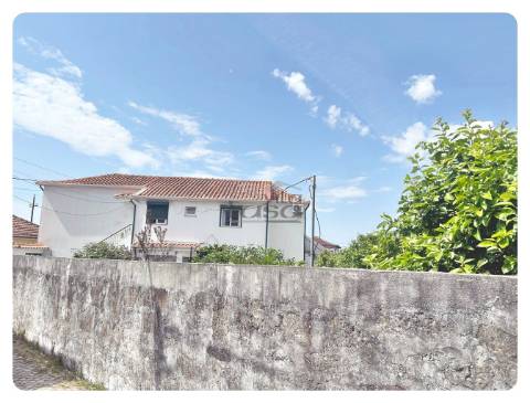 Moradia Bifamiliar T2+T2 Terreno generoso Valbom Gondomar