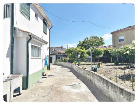 Moradia Bifamiliar T2+T2 Terreno generoso Valbom Gondomar