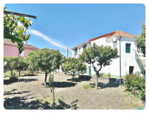 Moradia Bifamiliar T2+T2 Terreno generoso Valbom Gondomar