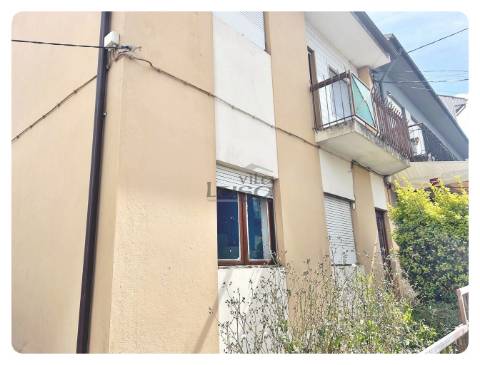 Moradia Bifamiliar com logradouro terreno e anexos 7 caminhos Gondomar