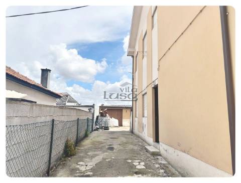 Moradia Bifamiliar com logradouro terreno e anexos 7 caminhos Gondomar