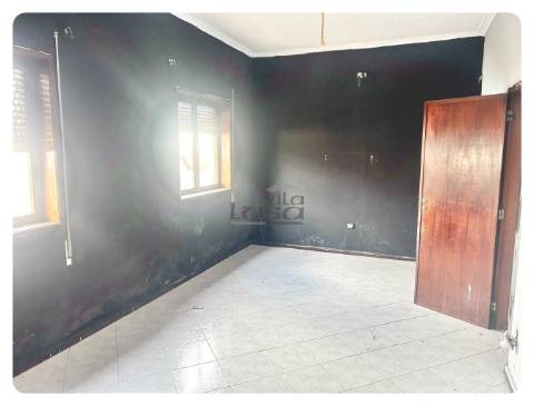 Moradia Bifamiliar com logradouro terreno e anexos 7 caminhos Gondomar