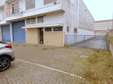 Armazém 3 frentes Zona Industrial de Campo, Valongo, arrendar 