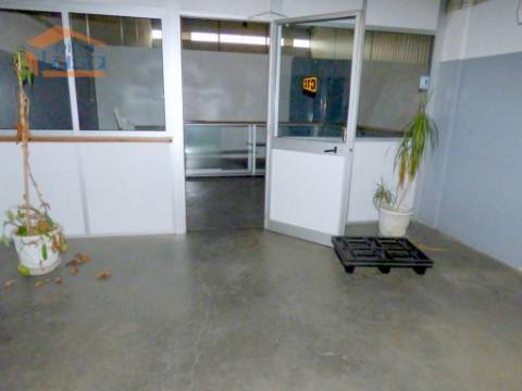 Armazém 3 frentes Zona Industrial de Campo, Valongo, arrendar 