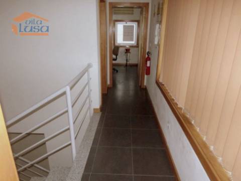 Armazém 3 frentes Zona Industrial de Campo, Valongo, arrendar 