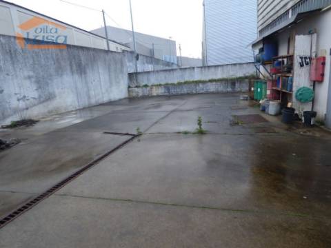 Armazém 3 frentes Zona Industrial de Campo, Valongo, arrendar 