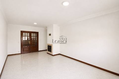 Apartamento T2+1 com Garagem Individual | Como Novo | Laborim de Baixo  Mafamude