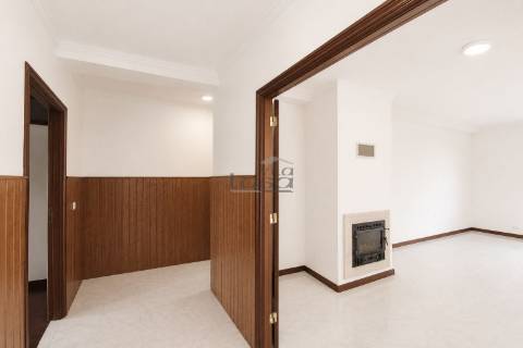 Apartamento T2+1 com Garagem Individual | Como Novo | Laborim de Baixo  Mafamude